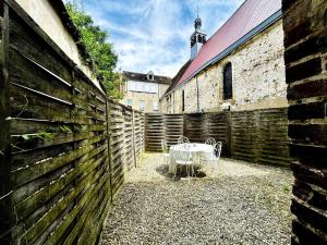 Appartements Le Saint Savinien - By 69ALSACELO - Patio Prive - Ideal Couple & Pros - Canape convertible - Centre Ville - WiFi Fibre - Check-in Autonome - Parking Facile & Gratuit : photos des chambres