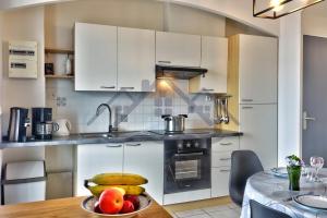 Appartements LocaLise - C02 - Vue mer - Balcon - Plage juste a cote - Centre et port a pied - Wifi inclus - Draps inclus - Animaux bienvenus : photos des chambres