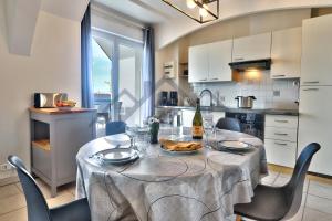 Appartements LocaLise - C02 - Vue mer - Balcon - Plage juste a cote - Centre et port a pied - Wifi inclus - Draps inclus - Animaux bienvenus : photos des chambres