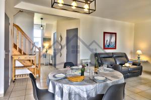 Appartements LocaLise - C02 - Vue mer - Balcon - Plage juste a cote - Centre et port a pied - Wifi inclus - Draps inclus - Animaux bienvenus : photos des chambres