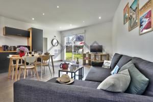 Maisons de vacances LocaLise - M44 - Ty Juzolie -Maison de plain-pied avec jardin clos a deux pas du centre, du port et des plages du Guilvinec - Wifi inclus - Linge de lit inclus - Animaux bienvenus : photos des chambres