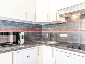 Studio Les Tommeuses - Val Claret-38 by Interhome