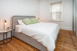 Essex Cottage with garden, 2BR, near Adelaide Showground