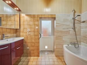 Maisons de vacances Holiday Home Les pieds dans l-eau by Interhome : photos des chambres