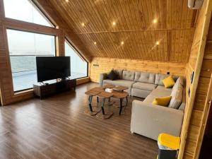 اكواخ ذا هيلز The Hills