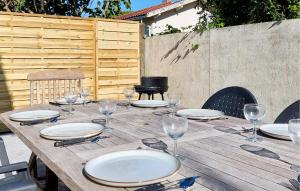 Maisons de vacances 4 Bedroom Amazing Home In Lanton : photos des chambres