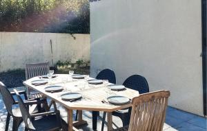 Maisons de vacances 4 Bedroom Amazing Home In Lanton : photos des chambres