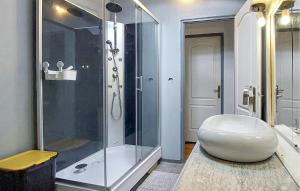 Maisons de vacances 4 Bedroom Amazing Home In Lanton : photos des chambres