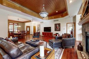 Luxurious Wooded Retreat