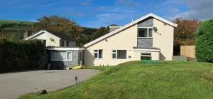 Daron Large Country Cottage - Llangerniew