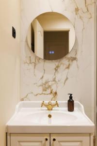 Versailles Suite - Duke Housing