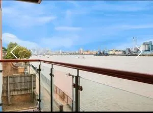Amazing River view 2 bedroom apartment, sleeps 6 , balcony and parking - North Woolwich