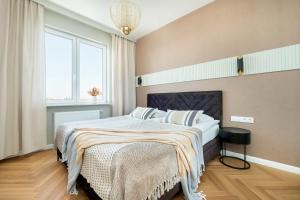 Air Conditioned Apartment in Warsaw with Parking and Bathtub by Noclegi Renters