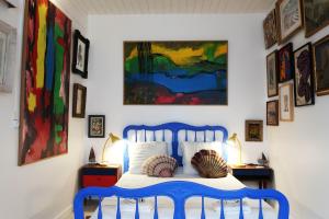 Sejours chez l'habitant Une chambre et des tableaux : photos des chambres