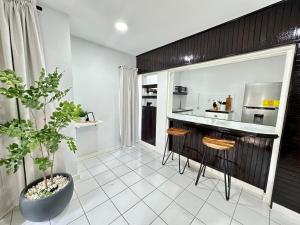 Falcon Shoreline- Airport Pickup Available - Gated-Security