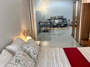 Cozy 1br walk to BTS and Airport Rail Link Close to Malls M11