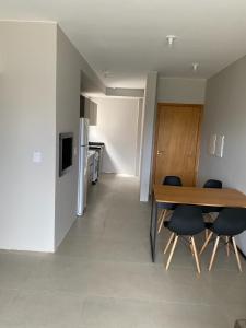 Ótimo apto a 50 m da areia churrasqueira 2Q 2 banheiros 202