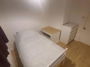 Spacious 3BR Home in Basingstoke