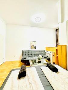 Urban 10-Bedroom Retreat, 8 Minutes from Rathausplatz