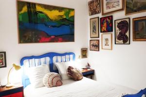 Sejours chez l'habitant Une chambre et des tableaux : photos des chambres