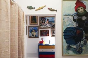 Sejours chez l'habitant Une chambre et des tableaux : photos des chambres