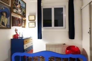 Sejours chez l'habitant Une chambre et des tableaux : photos des chambres