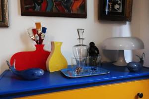 Sejours chez l'habitant Une chambre et des tableaux : photos des chambres