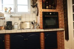 Sejours chez l'habitant Une chambre et des tableaux : photos des chambres