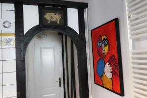 Sejours chez l'habitant Une chambre et des tableaux : photos des chambres