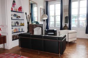 Sejours chez l'habitant Une chambre et des tableaux : photos des chambres