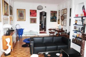 Sejours chez l'habitant Une chambre et des tableaux : photos des chambres