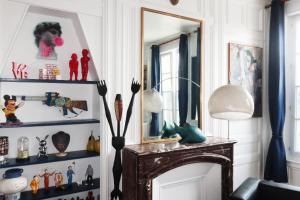 Sejours chez l'habitant Une chambre et des tableaux : photos des chambres