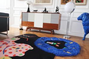 Sejours chez l'habitant Une chambre et des tableaux : photos des chambres