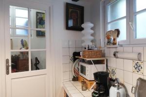 Sejours chez l'habitant Une chambre et des tableaux : photos des chambres