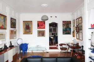 Sejours chez l'habitant Une chambre et des tableaux : photos des chambres