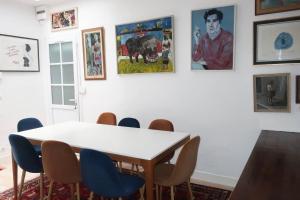 Sejours chez l'habitant Une chambre et des tableaux : photos des chambres