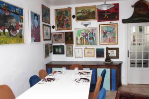 Sejours chez l'habitant Une chambre et des tableaux : photos des chambres