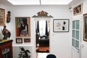 Sejours chez l'habitant Une chambre et des tableaux : photos des chambres