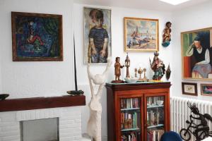 Sejours chez l'habitant Une chambre et des tableaux : photos des chambres