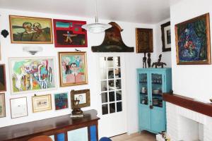 Sejours chez l'habitant Une chambre et des tableaux : photos des chambres