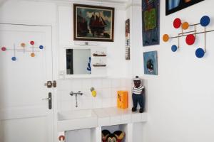 Sejours chez l'habitant Une chambre et des tableaux : photos des chambres