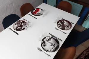 Sejours chez l'habitant Une chambre et des tableaux : photos des chambres