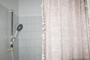 Sejours chez l'habitant Une chambre et des tableaux : photos des chambres