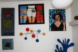 Sejours chez l'habitant Une chambre et des tableaux : photos des chambres