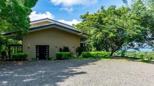 Nostalgic Retro Home on Luxurious Lot with a Private Infinity Pool and Ocean Views