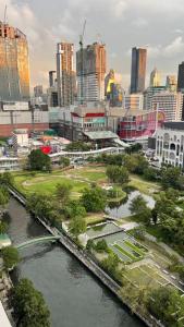 Cozy 1br walk to BTS and Airport Rail Link Close to Malls M11