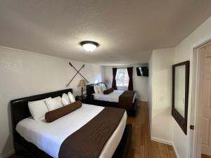 Deluxe Cabin room in Shasta Inn