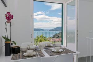 "Pini House", inside a Private Park, shared Pool, Tennis, AC, Parking next home and Parking in Lerici!