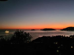 Pini House, inside a private Park, Pool, Tennis, AC, Parking next home and Parking in Lerici!