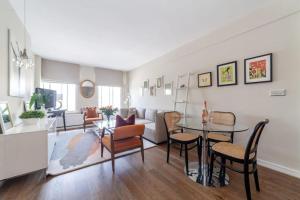 Elegant 2 Bedroom Apartment, Steps from History & V&A Museums, 2 Bathroom & 2 Elevators